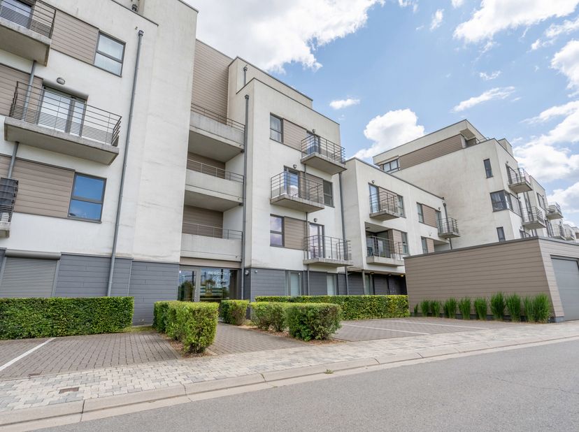 *** OPTION - DANS L&#039;ATTENTE DE LA SIGNATURE DU BAIL *** Bel appartement récent à deux pas de la gare de Nivelles. Situé au 2ème étage d&#039;un immeuble av