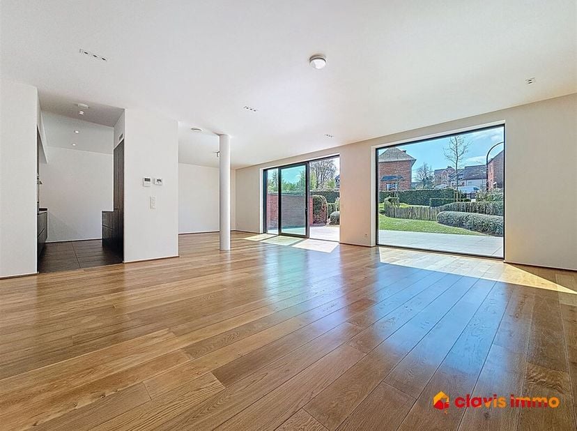 Idéalement situé dans le centre de Dworp et à proximité du magnifique bois de Halle, Clavis Immo vous propose ce prestigieux appartement rez-de-chauss