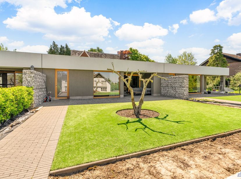 Op zoek naar een recente, instapklare woning met alle comfort van vandaag? Deze prachtig afgewerkte gelijkvloerse woning, gebouwd in 2023, geniet een