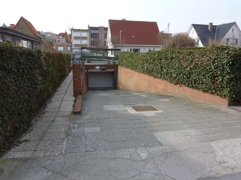 Afgesloten garage box te huur op jaarbasis. Dicht van het centrum en van de zee.&lt;br /&gt;
Afmetingen: 2.66 m x 5.07 m. Hoogte: 1.99 m.&lt;br /&gt;
900 EUR/ jaa