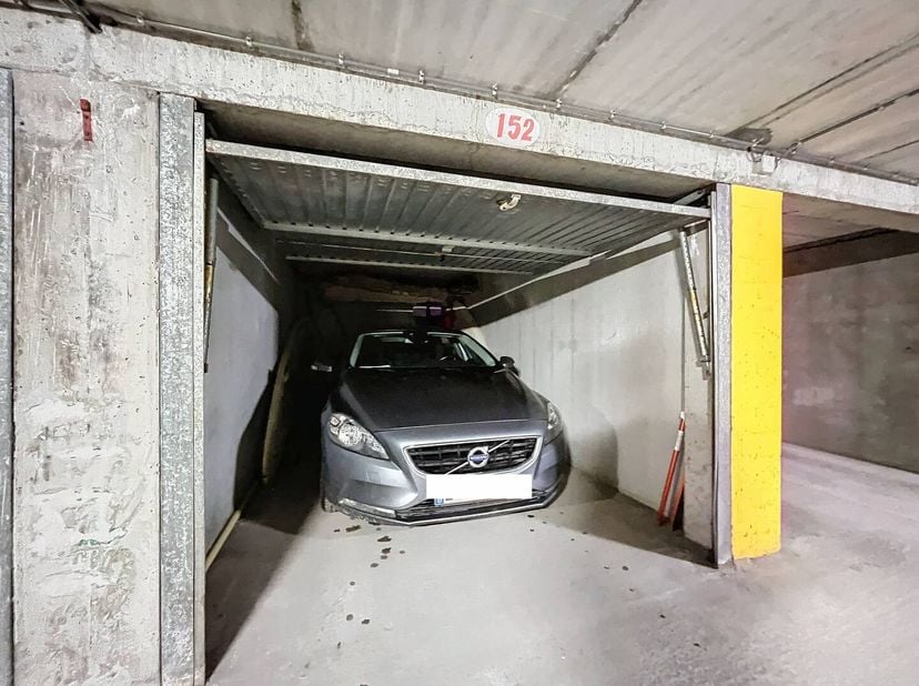 Garage box à vendre à Nieuwpoort-Bad. Le box de garage est situé au -2 de la Hendrikaplein, près de l&#039;Albert I Laan et de Zeedijk.&lt;br /&gt;
Dimensions:&lt;b