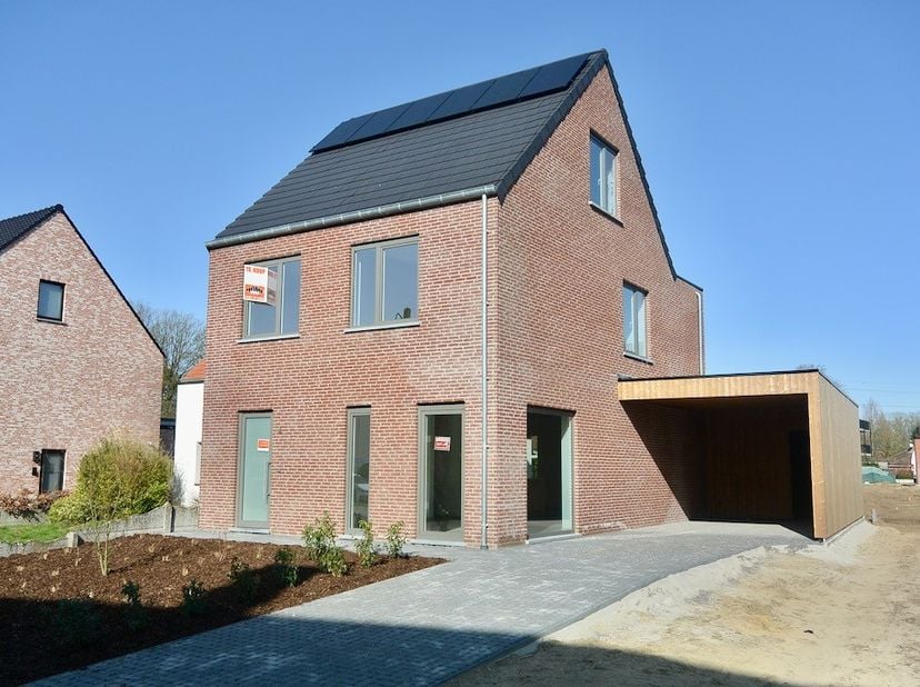 Nieuwbouwwoning in een nieuw woonproject met 5 slaapkamers !&lt;br /&gt;
&lt;br /&gt;
Inkom , apart toilet , woonkamer met open keuken , berging . Verdiep : Nacht