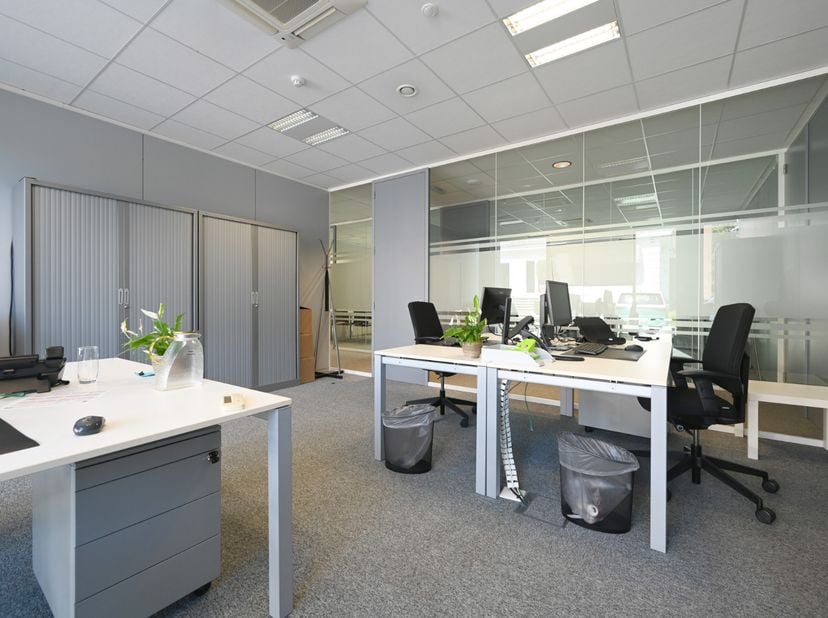 Business Center Adequat biedt een volledig ingerichte kantoorruimte van 27 m² aan, gunstig gelegen langs de Brusselsesteenweg in Melle. Dankzij de nab