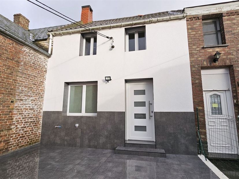 -SOUS OPTION- Prix: Offre à partir de 155.000 euros, frais d&#039;agence non inclus et à charge de l&#039;acquéreur.&lt;br /&gt;
Maison habitable rapidement et compre