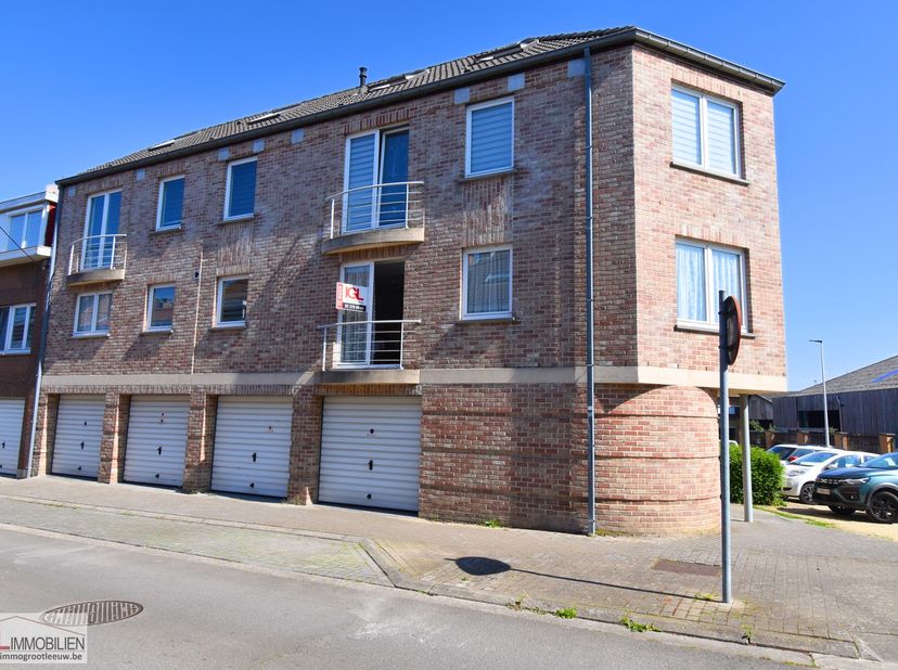 Immo Groot Leeuw stelt u graag dit aangename appartement voor, gelegen op de eerste verdieping van een goed onderhouden gebouw in Sint-Pieters-Leeuw.