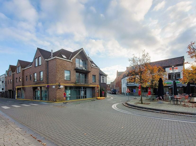 Dit veelzijdige handelsgelijkvloers van ca. 195 m² bevindt zich op de plaatselijke toplocatie, met uitstekende zichtbaarheid en goede parkeermogelijkh