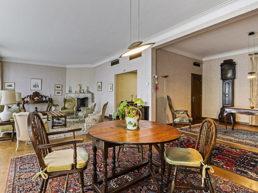 Cet appartement central d&#039;environ 172 m² avec deux chambres est à vendre et se trouve sur le Frankrijklei, dans le centre d&#039;Anvers. L&#039;appartement offr