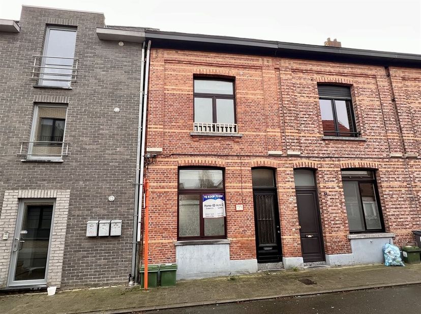 Te koop: Stadswoning te renoveren met 2 slaapkamers en terras nabij de Oude Kaai.&lt;br /&gt;
Rustig gelegen stadswoning met veel potentieel! Deze woning mi