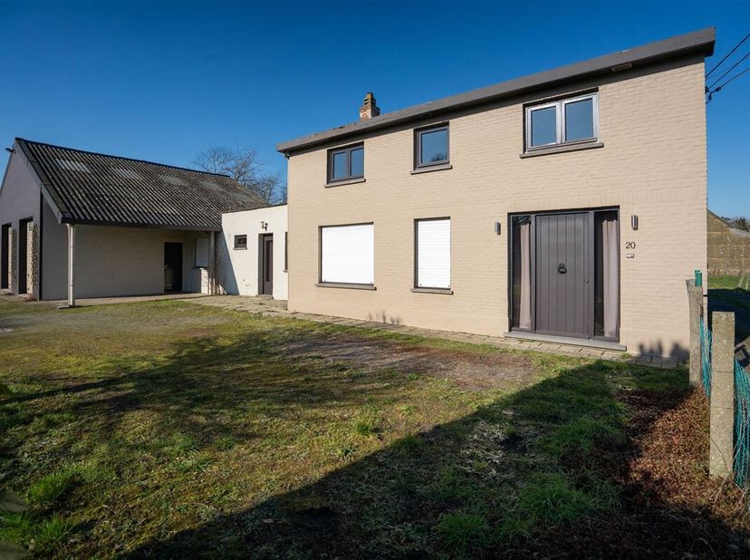 Welkom in deze charmante woning, gelegen in het landelijke Verrebroek, de ideale plek voor wie op zoek is naar zowel ruimte (perceel van maar liefst 1