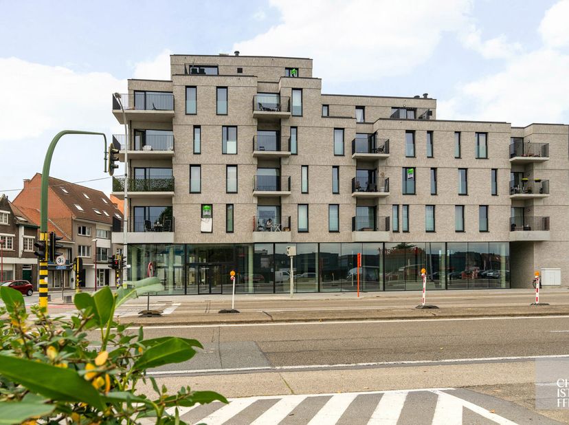 Lichtrijk investeringsappartement met parkeerplaats.&lt;br /&gt;
Dit nieuwbouwproject is gelegen in het centrum van Maasmechelen, op wandelafstand van winke