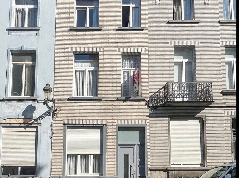 ERA CHATELAIN presenteert u deze charmante woning, met 3 tot 4 slaapkamers, een bureau en een kelder, gelegen in een rustige straat in Schaarbeek. Het