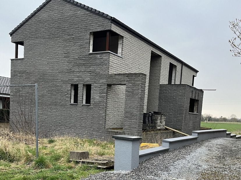 Châtelet- à 200 mètres d&#039;Aiseau presles, belle villa 4 façades sur 8 ares en gros oeuvre ouvert.&lt;br /&gt;
Au rez sur 120 m2 : hall, buanderie, chambre ou
