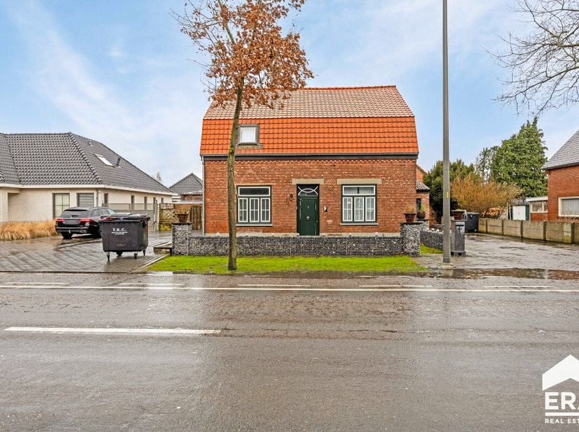 Deels te renoveren gezinswoning op 1802m² te koop in Lommel!Lommel Barrier: gezinswoning met 3 slaapkamers en grote vrijstaande garage. Deze charmante
