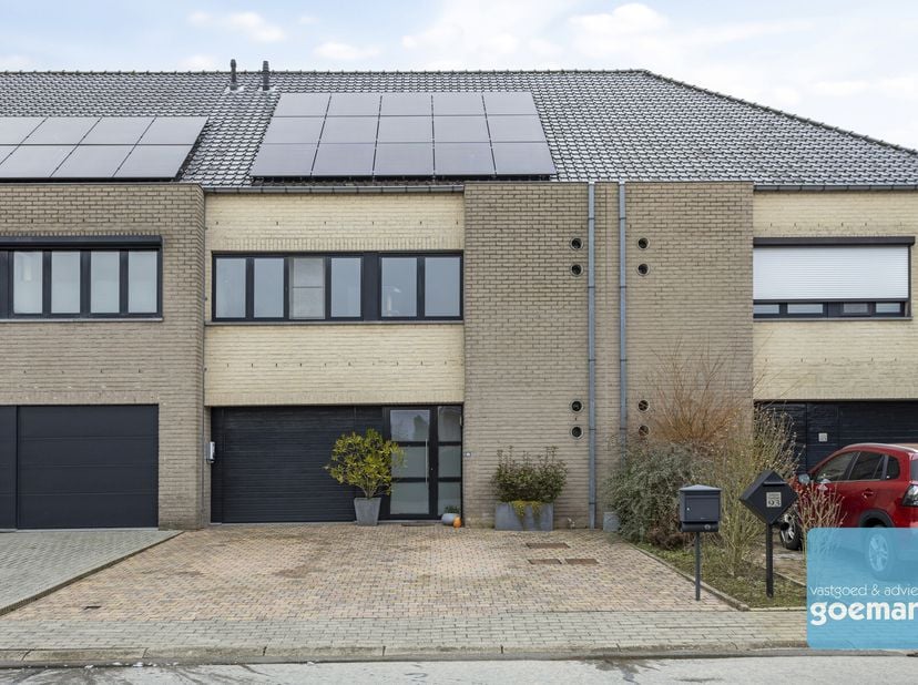 Ben je op zoek naar een woning die instapklaar is en veel te bieden heeft? Deze mooie woning beschikt over 3 ruime slaapkamers, een garage, en een rui
