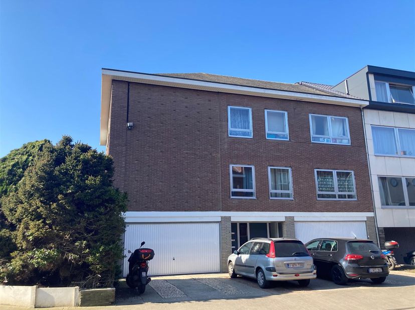 Appartement de 2 chambres à coucher situé au calme à Kessel-lo. L&#039;appartement est situé au deuxième étage. A travers un hall d&#039;entrée spacieux avec un