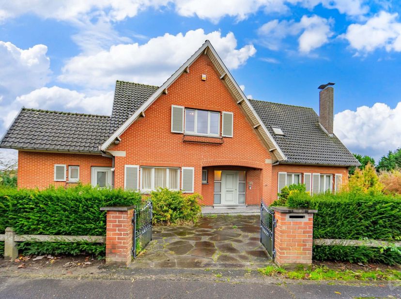 OFFRE ACCEPTEE ! Dans le paisible village d&#039;Obourg, proche de toutes facilités et axes routiers, spacieuse villa 4 façades sur un terrain de 28 ares a