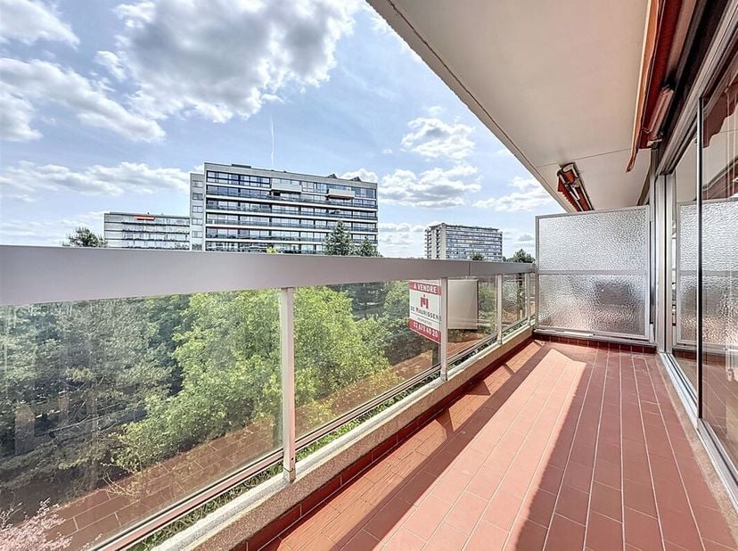 Lichte doorzon appartement van 70 m2&lt;br /&gt;
Te renoveren aparte keuken, grote woonkamer &lt;br /&gt;
met groot terras aan de voor- en achterkant.&lt;br /&gt;
Een b