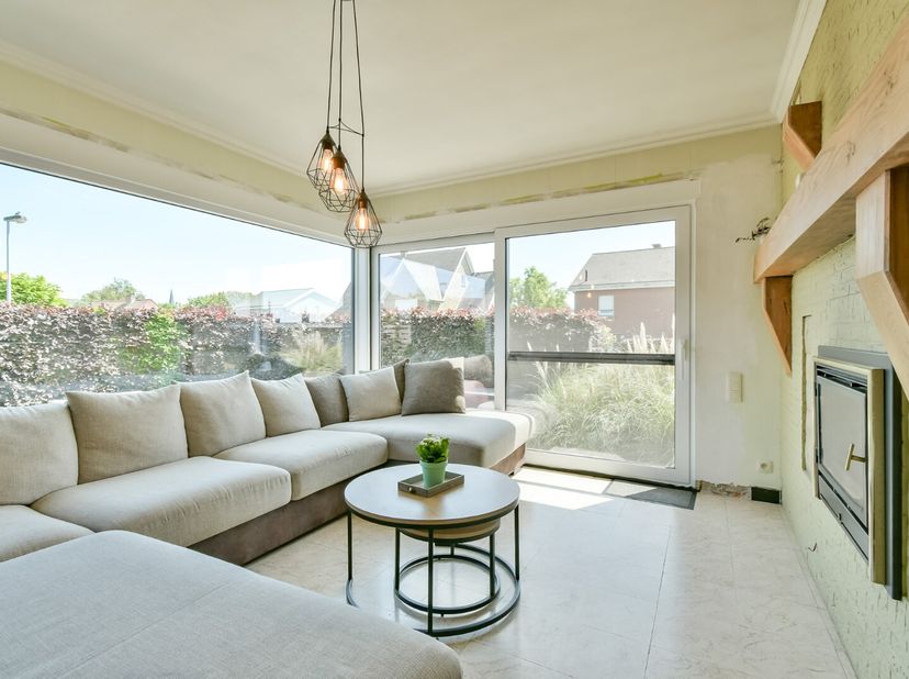 Bent u op zoek naar een instapklare woning die comfort, ruimte én duurzaamheid combineert? Deze recent gerenoveerde woning in het centrum van Hooglede