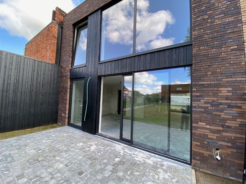AANKOOP AAN 6% BTW NOG STEEDS MOGELIJK TOT EIND 2024! Dit project van 3 gesloten woningen werd gebouwd op een gunstige locatie, nabij het centrum van
