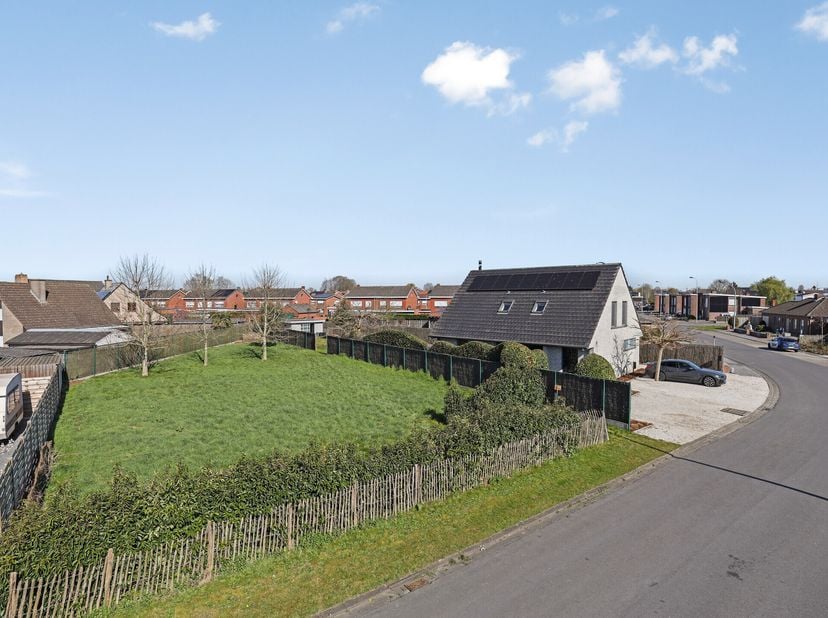 Bouwgrond van 802m² in een rustige wijk te Oostrozebeke.&lt;br /&gt;
Vrijstaande woning, geen bouwverplichting.&lt;br /&gt;
Ligging: op wandelafstand van de groen