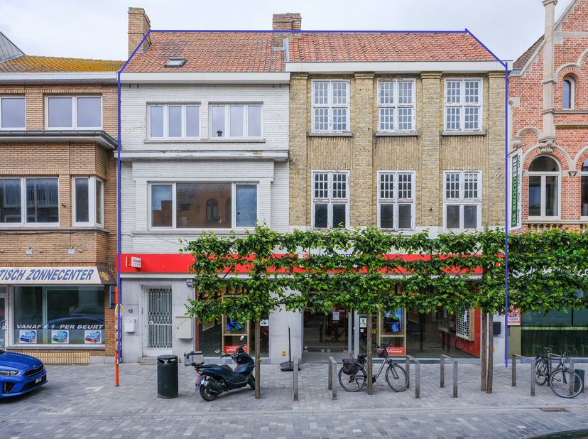In dé winkelstraat van Diksmuide kan u deze handelseigendom terugvinden bestaande uit een verhuurde winkel van ca. 157m² met bovenliggende stockagerui