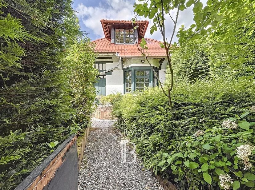 Située sur l&#039;Avenue Montjoie, cette charmante maison rénovée avec gout en 2025 est un bien rare!&lt;br /&gt;
Au rez-de-chaussée, le hall d&#039;entrée avec toile
