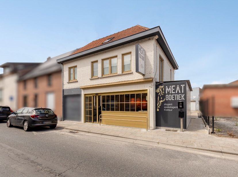 Handelsruimte (350m²) met ruim appartement te koop  Beveren-Leie Op een centrale ligging in Beveren-Leie bevindt zich deze ruime handelsruimte met bij