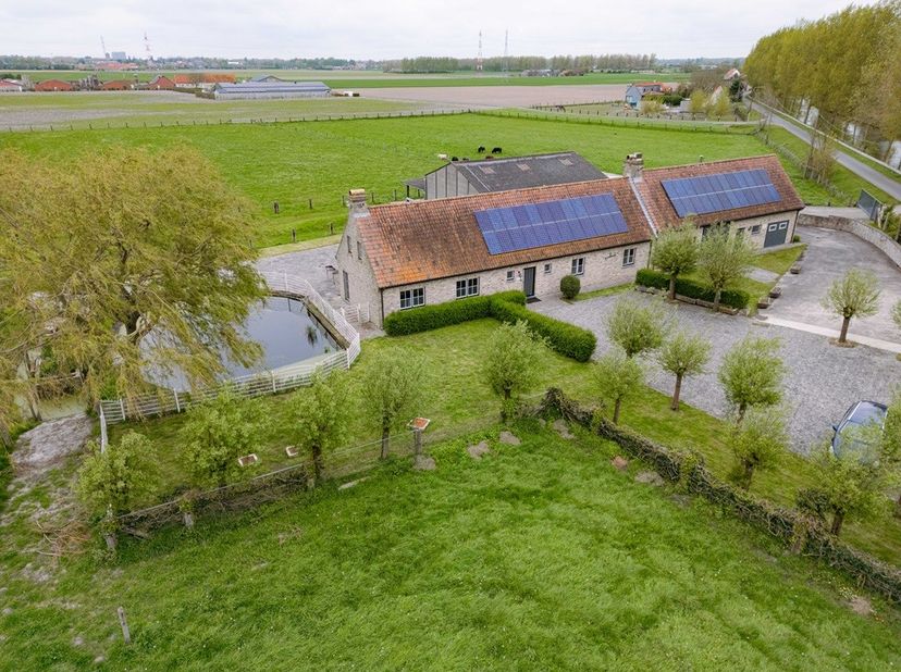 WULPEN: Subliem gelegen landgoed/hoeve bestaande uit riante villawoonst (6 slpks), loods van ruim 200m² op 1,14 ha totale grondopp. (mog. 2,43 ha extr