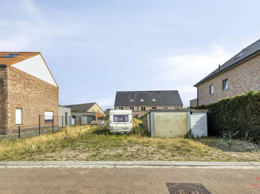 Op zoek naar een ideale plek om uw droomwoning te realiseren? Dit prachtig gelegen perceel bouwgrond van 448 m² bevindt zich in een rustige woonwijk i