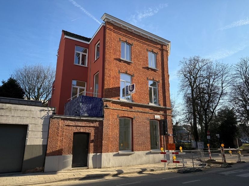 Op een toplocatie met zicht op de Coupure en het Bijlokehof bevindt zich deze prachtig totaal gerenoveerde eigendom.&lt;br /&gt;
&lt;br /&gt;
Het triplex appartem