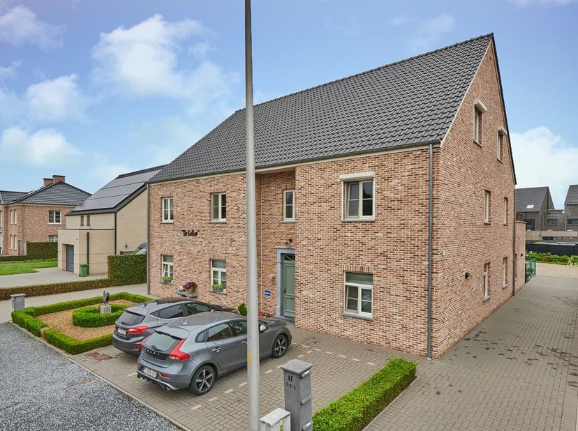 Dit zeer ruime en goed onderhouden duplexappartement omvat 142m² netto bewoonbare oppervlakte met ondermeer 3 ruime slaapkamers, een zonnig terras en