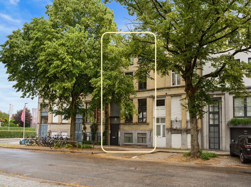 Investeer zorgeloos in een prachtig gerenoveerd en volledig vergund studentenpand met een bewezen rendement in een rustige studentenbuurt!&lt;br /&gt;
Deze