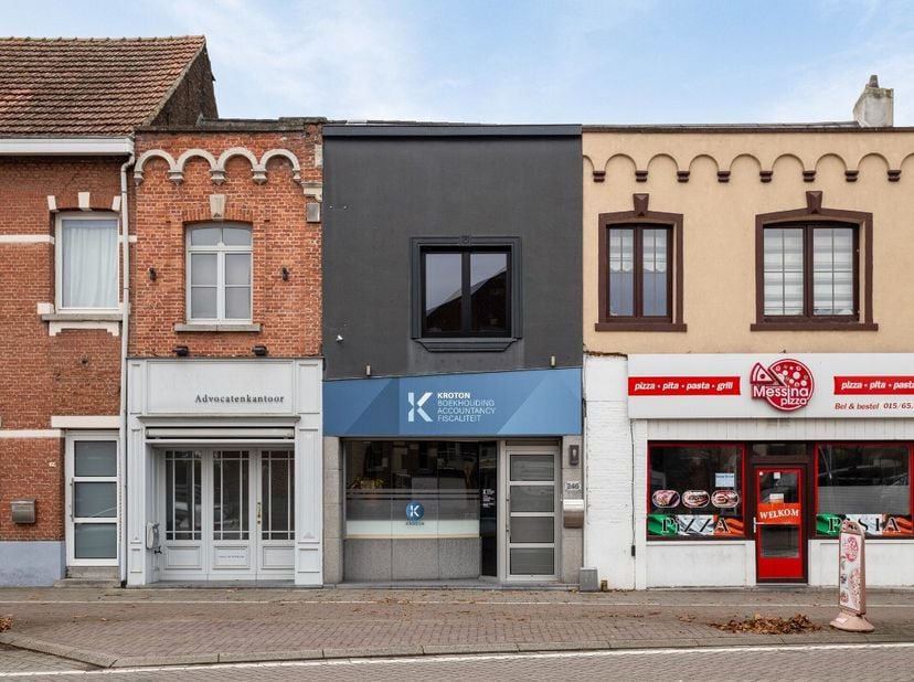 Dit handelspand met gemeenschappelijke inkom en drie aparte ruimtes is de ideale plaats voor de uitoefening van een vrij beroep of commerciële startup