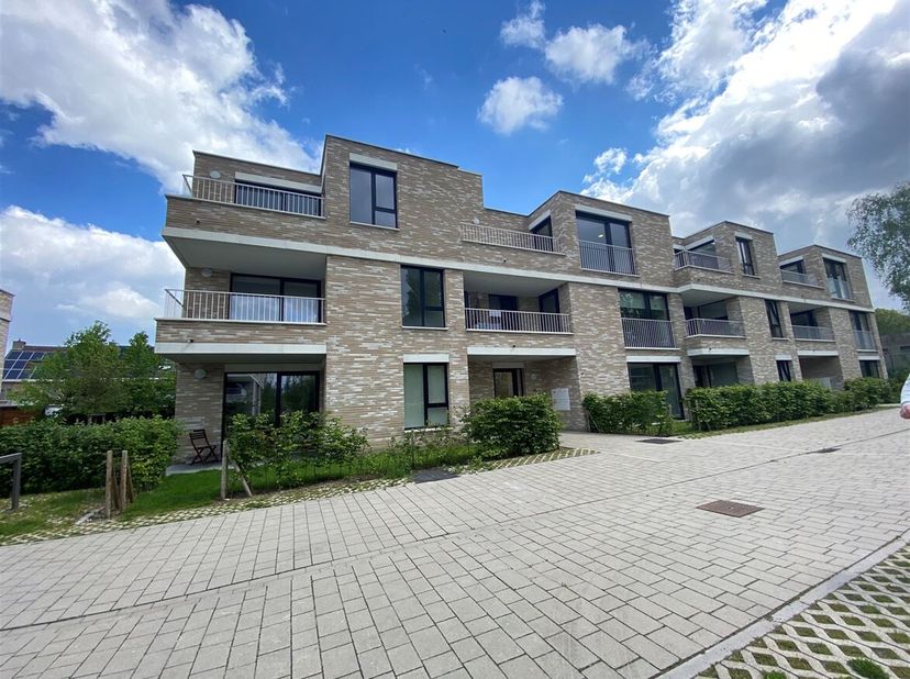 Luxueuze gelijkvloerse assistentiewoning (57m²) voorzien van één slaapkamer, private tuin en twee autostaanplaatsen op toplocatie in Kontich!&lt;br /&gt;
In