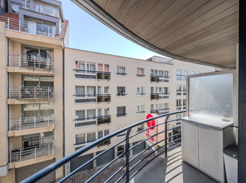 Appartement bien entretenu de deux chambres avec terrasse au troisième étage de la résidence «Luca», Ijzerstraat 7 à Nieuport. Cet appartement est cal