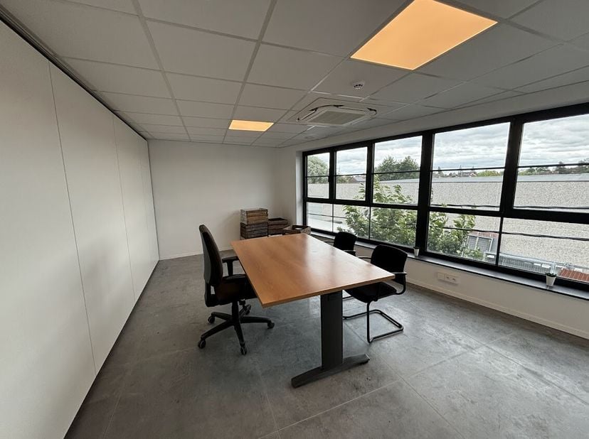 Espaces de bureaux d&#039;environ 5 à 40 m² au premier étage mis à disposition à Vichte avec des installations communes.&lt;br /&gt;
- salle de réunion commune&lt;b
