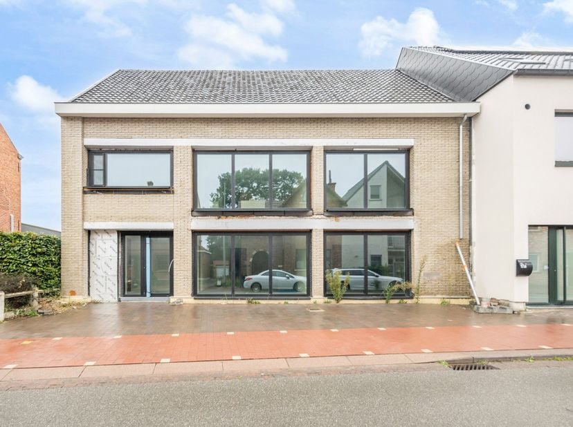 Dit veelzijdig handelshuis met ruim appartement is gelegen in het centrum van Nieuwrode Dorp, centraal tussen Aarschot en het Gouden Kruispunt in Sint