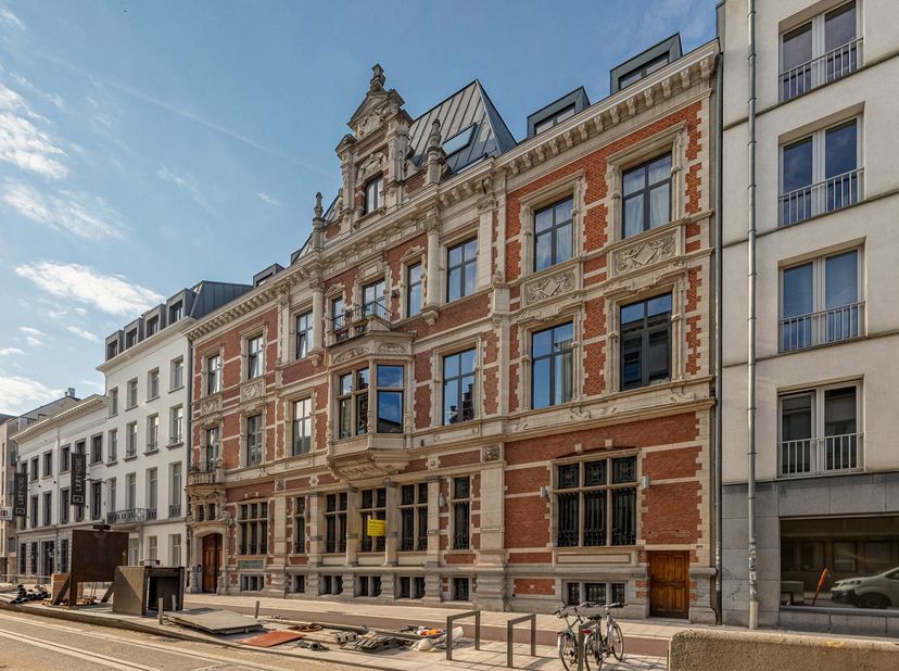 Uitzonderlijke kantoorruimte op zeer centrale locatie&lt;br /&gt;
In een historisch pand gelegen op wandelafstand van het Operaplein en de Grote Markt, nabi