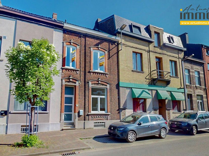 Actualimmo vous propose cette belle maison de caractère entièrement rénovée en 2025, située en centre-ville, à proximité de toutes les commodités (com