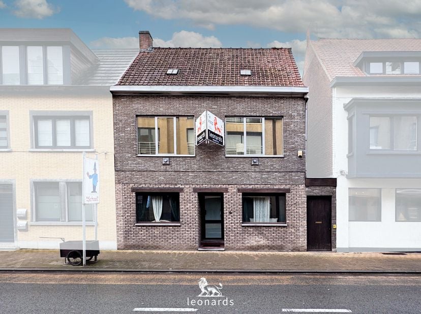 Ruime, instapklare rijwoning in het centrum van Oostrozebeke, op wandelafstand van scholen, openbaar vervoer, winkels, etc. Deze eigendom omvat een be