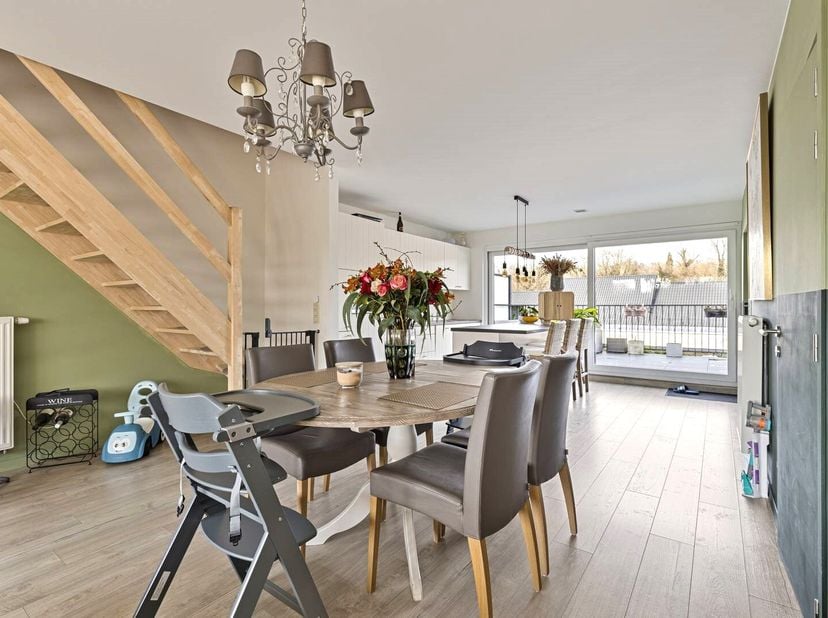 Ce spacieux appartement triplex est situé près du centre d&#039;Evergem, à proximité de divers commerces et avec une connexion facile à la R4. Il offre une