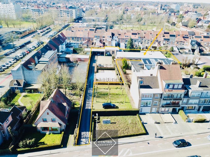 Benaderende OPPERVLAKTEN:&lt;br /&gt;
Constructie - bebouwde oppervlakten&lt;br /&gt;
Hoofdgebouw: 520 m²&lt;br /&gt;
Bijgebouwen: 82m² + overdekte fietsenstalling (15m