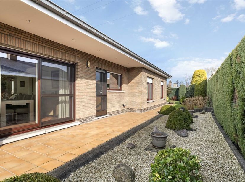 Spacieux bungalow indépendant à vendre !&lt;br /&gt;
Aménagement : hall d&#039;entrée avec toilettes invités, séjour spacieux et lumineux avec coin salon, cuisin