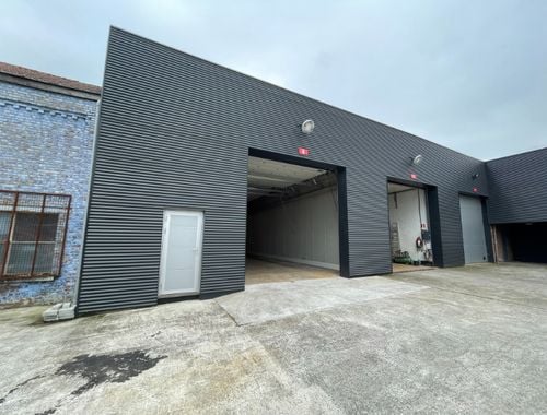                                         Entrepôt à louer à Renaix, € 1.100
