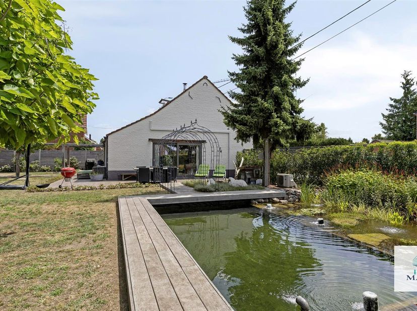 Deze gezellige, karaktervolle en instapklare woning werd gerenoveerd (16) met behoud van authentieke elementen. Ze is gesitueerd quasi in het centrum,