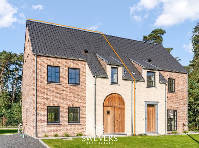 Voor meer info en fotos, surf naar www.swevers.be  Ontdek deze moderne, energiezuinige halfopen nieuwbouwwoning in Koersel, gerealiseerd in 2024. De w