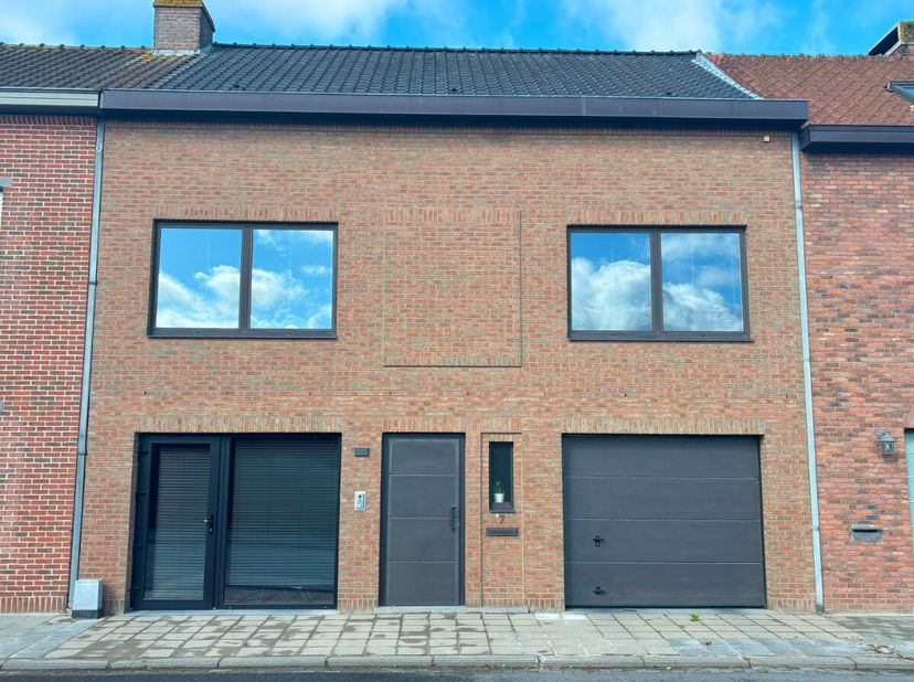 Maison avec possibilité pour commerce/bureau à Wervicq.Cette maison rénovée (2021) allie confort, efficacité énergétique et excellent emplacement. Sit