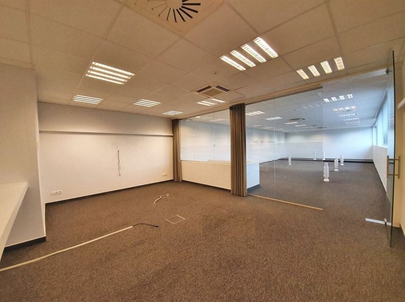 Bureau moderne et récent (unité 4 - 218m²) à louer situé au Pathoekeweg 9 dans le centre d&#039;affaires de l&#039;ancien site Philips à Bruges.&lt;br /&gt;
Finition