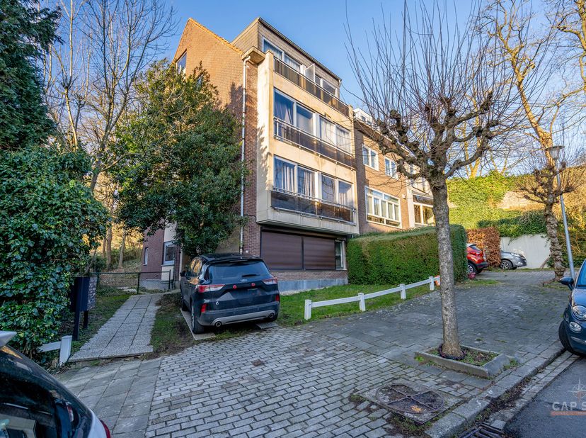 UCCLE  À proximité immédiate de toutes les facilités (écoles, commerces, transports et grands axes), et non loin du prestigieux Observatoire dUccle, C
