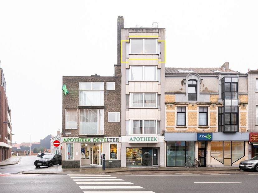 Dit appartement is gelegen op de vierde verdieping van een kleinschalige residentie.&lt;br /&gt;
Het appartement heeft een lichtrijke leefruimte, en de keuk